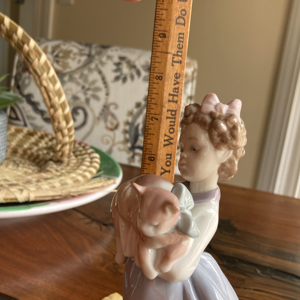 Lladro Girl with Cat - Picture 11 of 11